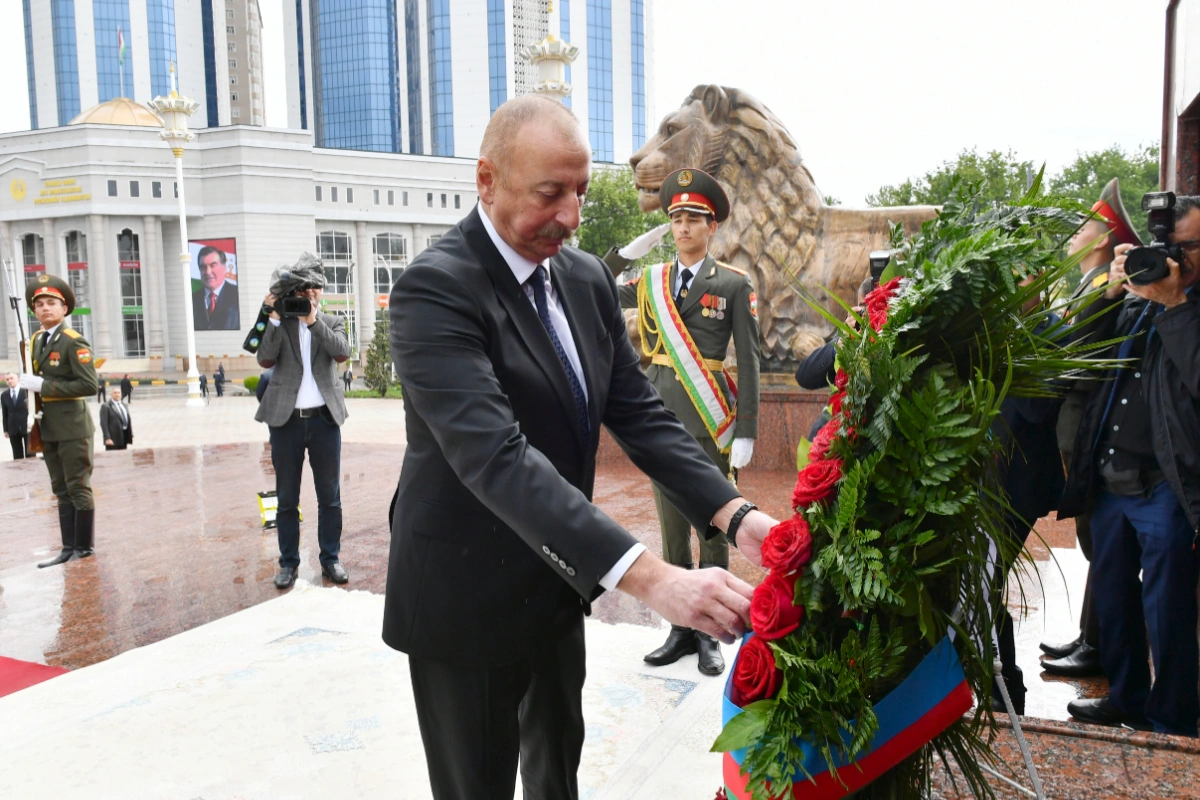 Президент Азербайджана посетил памятник Исмоили Сомони в Душанбе - ФОТО/ВИДЕО